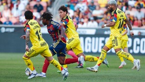 Ahora fue Reyes el que tuvo una pifia que acabó en el primer gol de los estadunidenses.