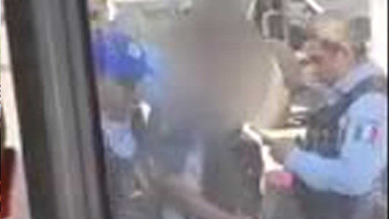 Según testigos, todo ocurrió cuando la víctima iba dormida en la unidad cuando el presunto agresor aprovechó el momento y le hizo tocamientos.