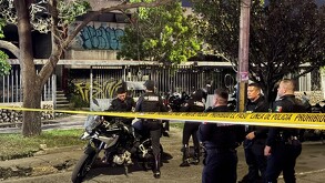 Policía municipal fue quemado tras ser atacado en la colonia Ladrón de Guevara de Guadalajara; hay dos detenidos y el oficial permanece hospitalizado.