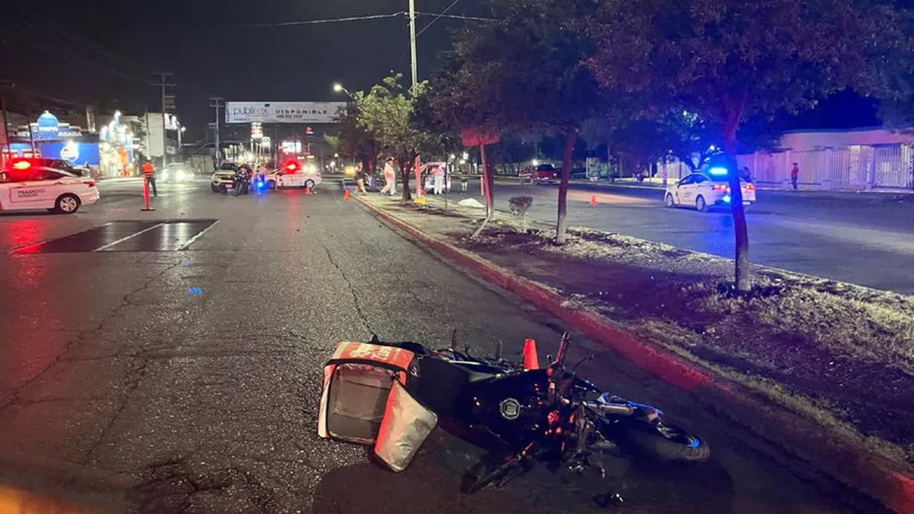 Un hombre murió atropellado por un repartidor de comida que viajaba a bordo de una motocicleta en Guadalupe, Nuevo León.