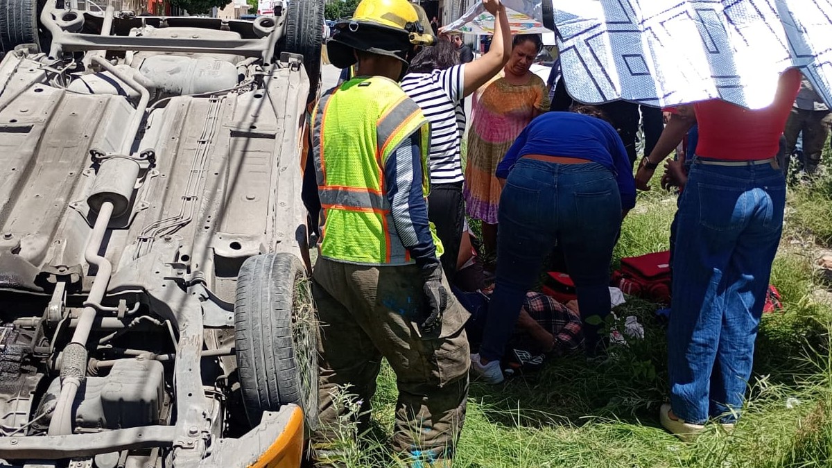 Un fuerte accidente automovilístico se registró la tarde de este miércoles en el corazón de la colonia Nuevo Torreón. Un fuerte accidente automovilístico se registró la tarde de este miércoles en el corazón de la colonia Nuevo Torreón.