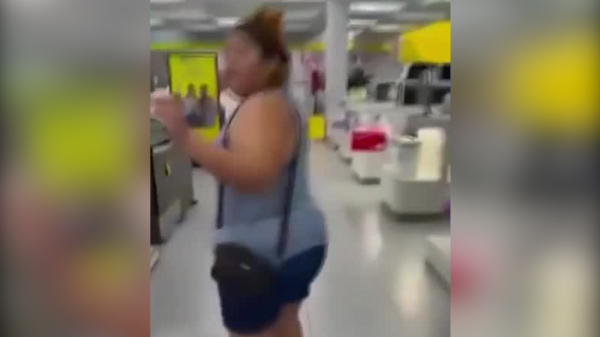 Aparentemente, la mujer se habría equivocado y se habría llevado el calzado nuevo en vez del que traía.