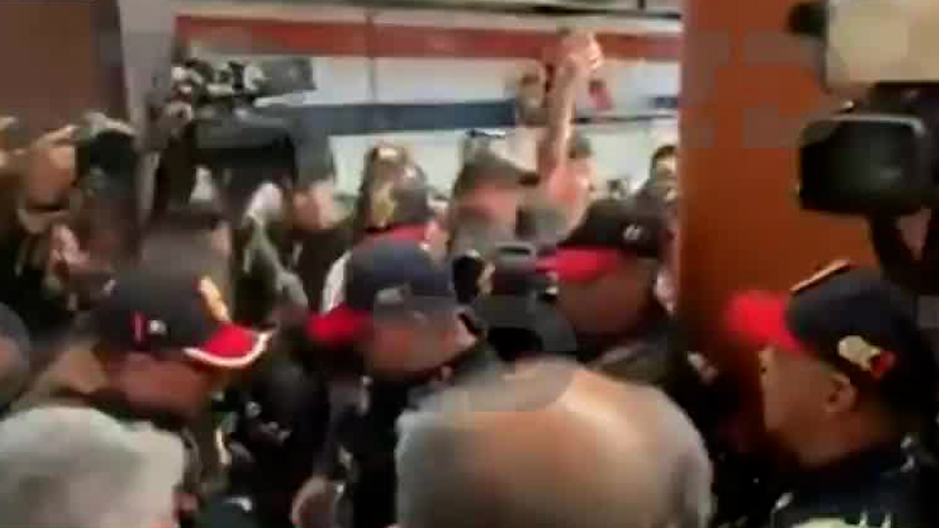 En el Mercado Primero de Diciembre, ubicado en la Narvarte, el policía habría intentado extorsionar a uno de los franeleros de la zona.
