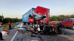 Choque entre tráileres provoca caos en la Carretera Nacional en Montemorelos