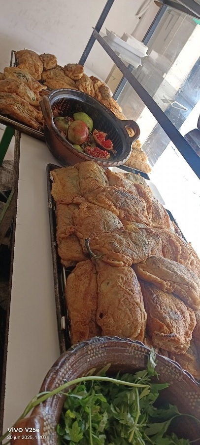 Todos los chiles en nogada de este lugar están bañados en nogada a base de nuez de castilla, además de coronarse con perejil y granada, según la tradición. Todos los chiles en nogada de este lugar están bañados en nogada a base de nuez de castilla, además de coronarse con perejil y granada, según la tradición.