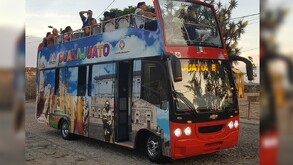 Una noche de diversión terminó en tragedia para una mujer de 50 años de edad, quien resultó gravemente herida luego de caer de un camión tipo “turibus”.