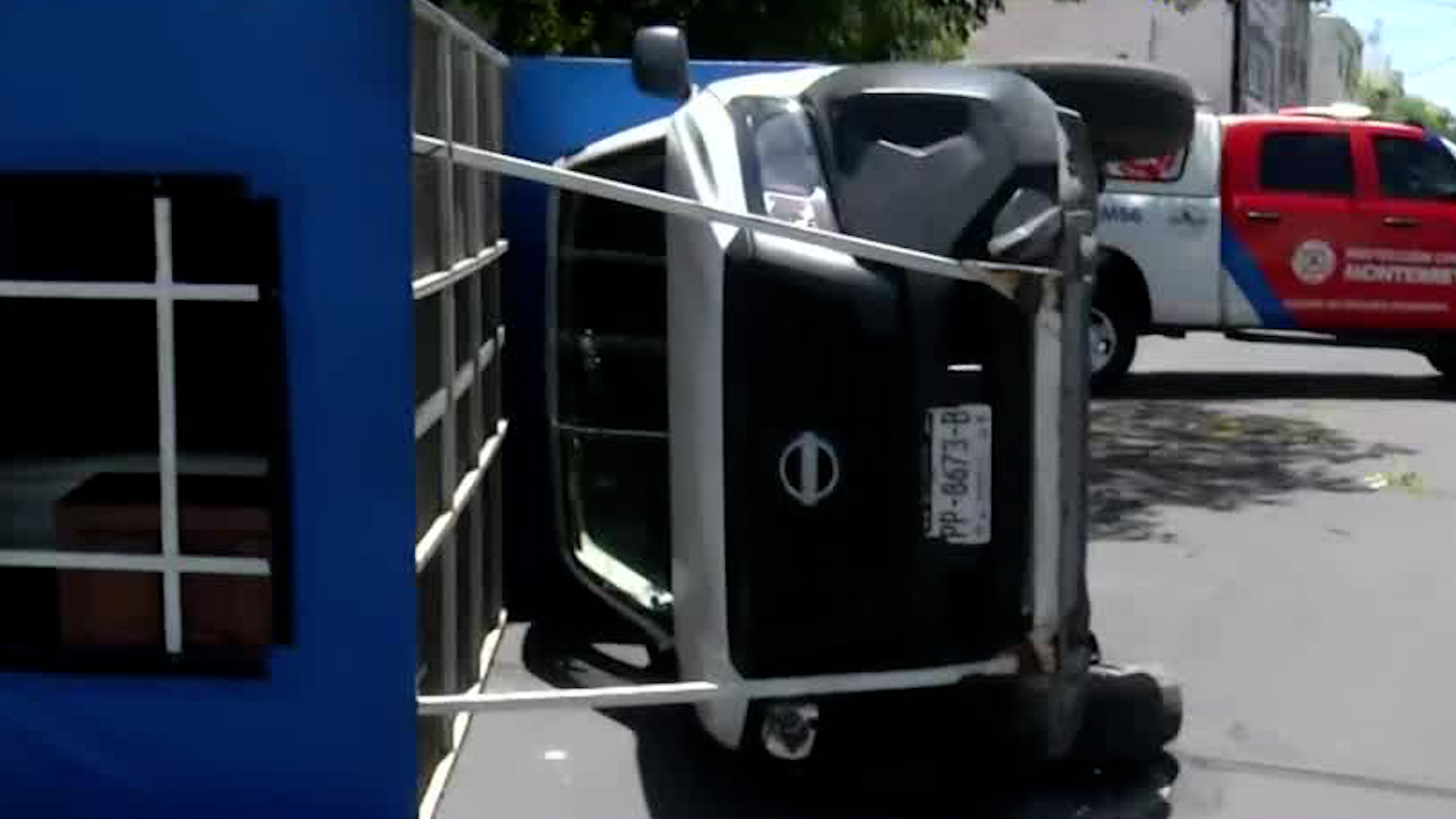 Vecinos de la colonia Cortijo del Río se enfrentan a la falta de luz debido a que la camioneta se atoró con cableado público.