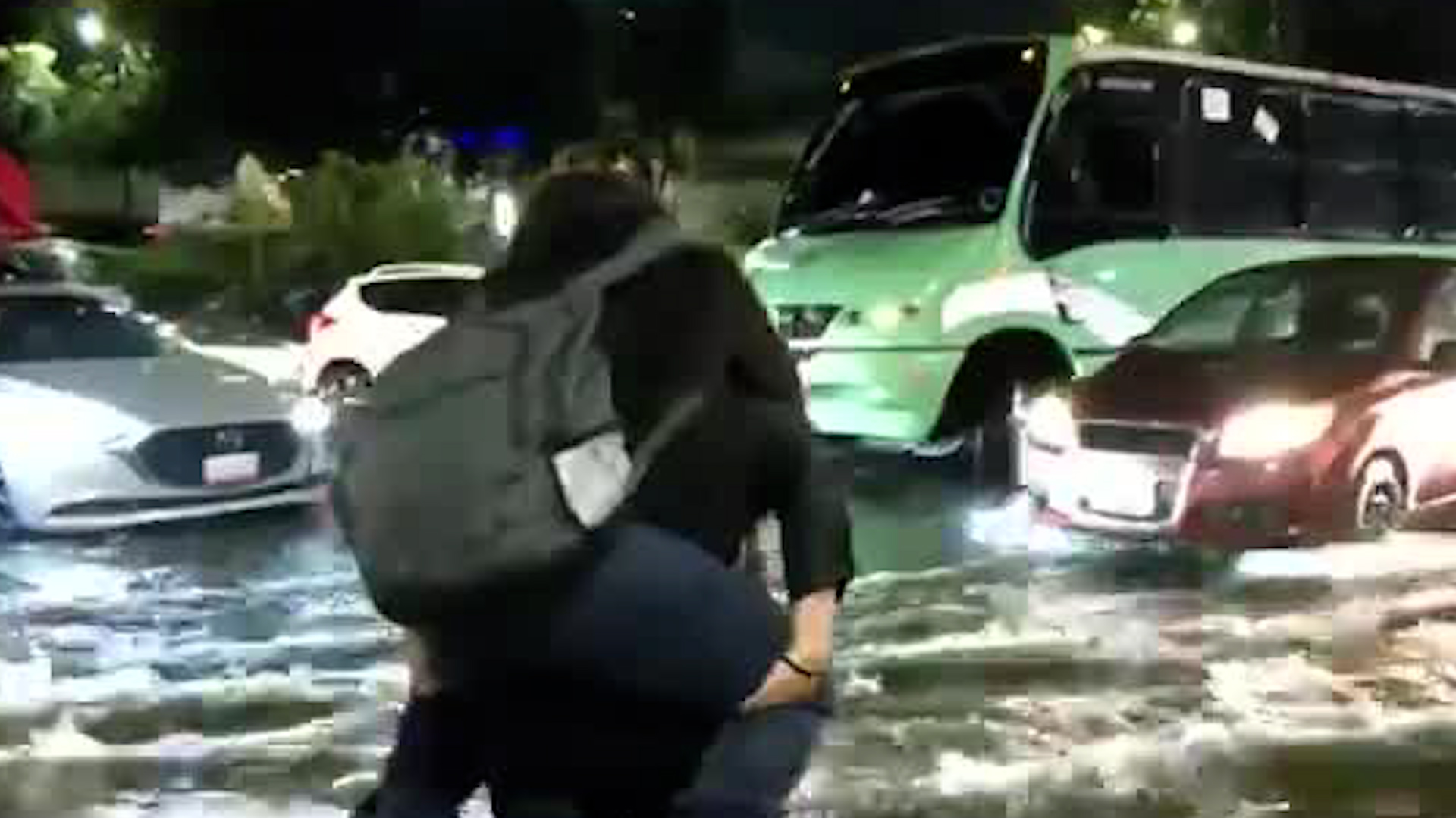 En medio de las fuertes lluvias e inundaciones que se dieron en la alcaldía Iztapalapa, Abigail comenzó a auxiliar en el caos vial.