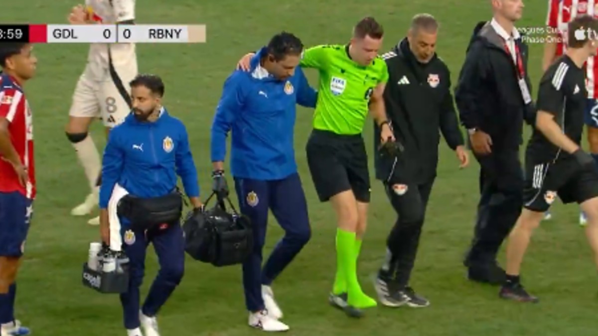 El árbitro salió lesionado al minuto 9 de tiempo corrido.