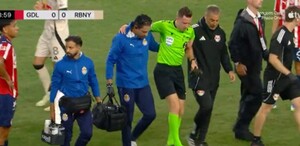 El árbitro salió lesionado al minuto 9 de tiempo corrido.