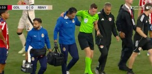 El árbitro salió lesionado al minuto 9 de tiempo corrido.