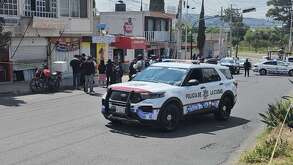 una patrulla de policía en una calle en la escena de un asesinato