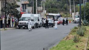 Un agente de la SSP fue asesinado a balazos en Lomas de San Miguel. Testigos vieron a los atacantes escapar en moto. La FGE investiga el crimen.
