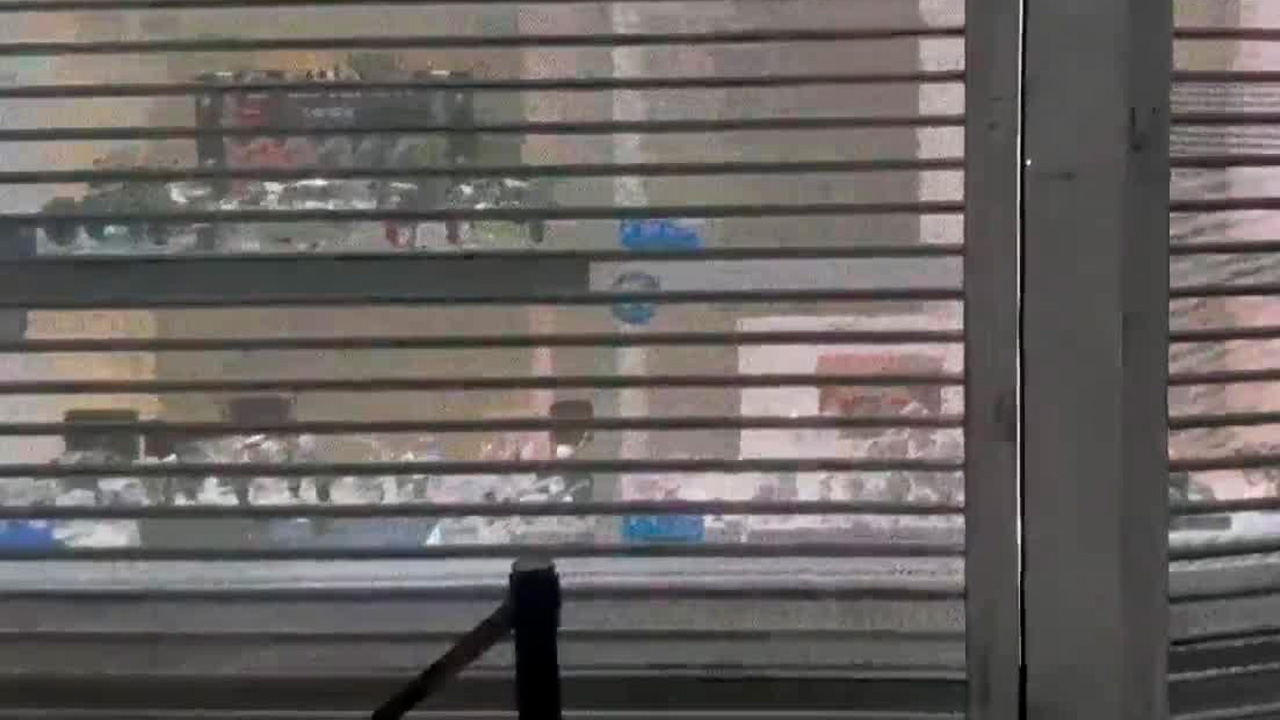 Cuatro hombres robaron una joyería en una plaza de la alcaldía Iztapalapa, Ciudad de México, tras golpear a una empleada.