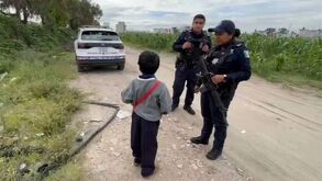Un niño de 8 años ha escapado seis veces en 2025 para buscar a su padre. Policías lo rescataron en la carretera Puebla-Orizaba. ¿Por qué sigue pasando?