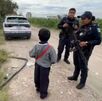 Un niño de 8 años ha escapado seis veces en 2025 para buscar a su padre. Policías lo rescataron en la carretera Puebla-Orizaba. ¿Por qué sigue pasando? Un niño de 8 años ha escapado seis veces en 2025 para buscar a su padre. Policías lo rescataron en la carretera Puebla-Orizaba. ¿Por qué sigue pasando?