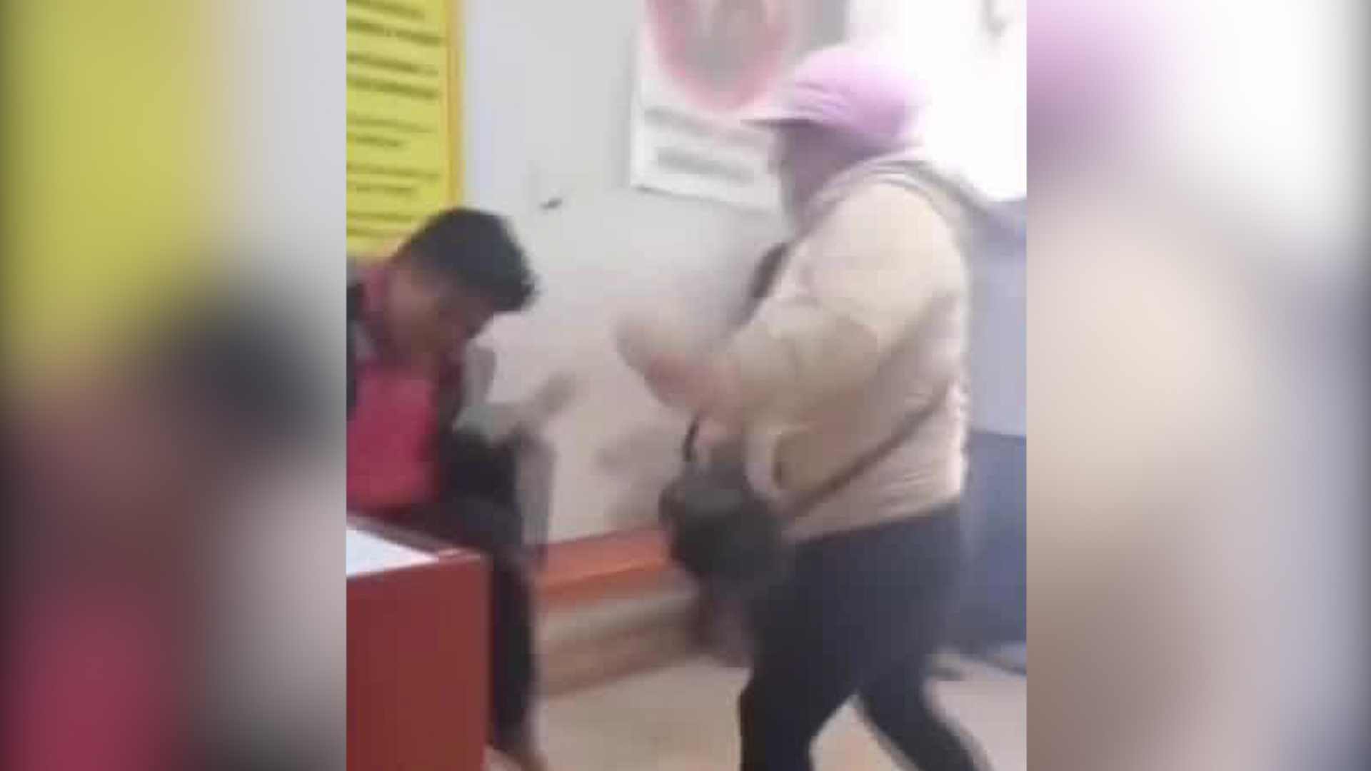 En una comisaría en Perú, la mujer golpeó e insultó a su hijo frente a los policías, quienes no intervinieron.