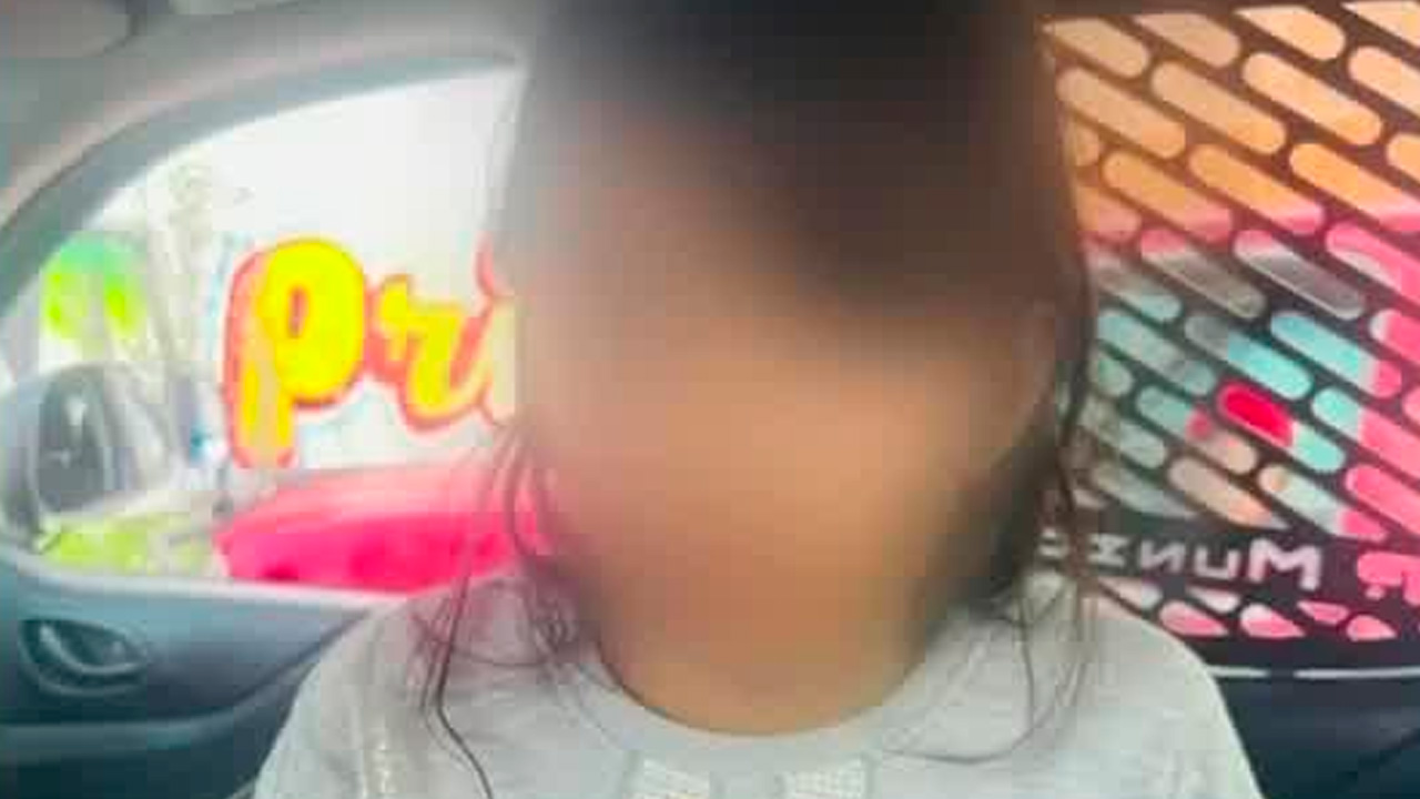 Rescatan a una niña de 8 años de edad que fue vista corriendo entre vehículos y el carril del Mexibús sobre Avenida Nacional en Ecatepec, Edomex.