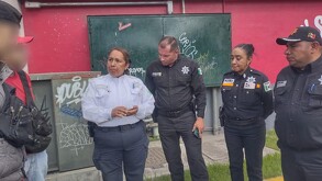 Niña de 8 años comentó que a los oficiales que escapó de su casa porque no había comida y la maltrataban su padre y su padrino.