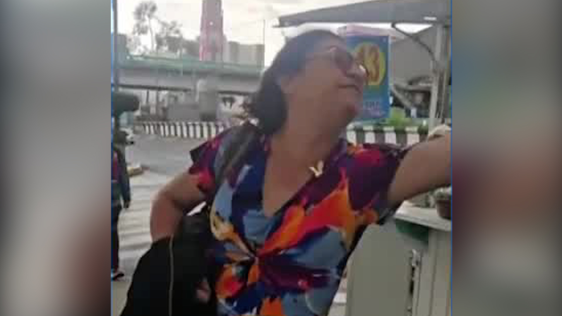 A la altura de metro Portales, en la alcaldía Benito Juárez, una mujer insultó a una vendedora de jugos a causa de una bebida.