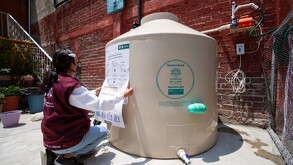 El programa de cosecha de lluvia y calentador solar tiene el objetivo de hacer uso de los recursos naturales en zonas determinadas de la ciudad.
