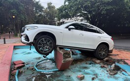 A pesar de lo aparatoso del choque en Polanco, no se reportan personas lesionadas ni otros vehículos involucrados.