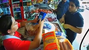 Mujer mayor explota al no recibir limosna y causa debate en redes