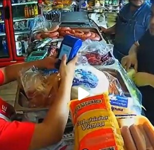 Mujer mayor explota al no recibir limosna y causa debate en redes