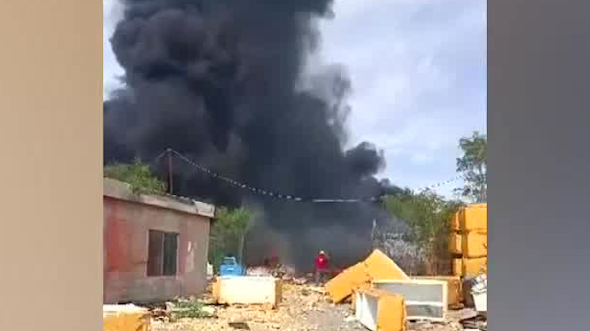 Durante la mañana se registró un incendio en un lote abandonado con llantas, plásticos y poliuretano en la colonia Andrés Caballero.