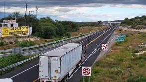un camión viajando en una carretera