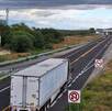 un camión viajando en una carretera un camión viajando en una carretera