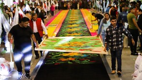 La vela de Huamantla es una festividad religiosa donde más de 7 km de tapetes artesanales y procesiones nocturnas reúnen a miles de fieles.