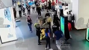 El grupo de farderos comenzó a golpear al personal de la tienda donde robaron lencería y después huyeron del centro comercial