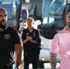 El guarura fue captado empujado a un jugador del Atlas tras el término del encuentro Inter Miami vs Atlas.