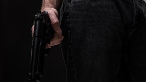 El hombre le pidió a la mujer que no gritara, si no quería recibir 