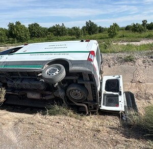 Una ambulancia del Seguro Social que trasladaba a dos pacientes y a sus dos acompañantes de la localidad de Química del Rey a Torreón, Coahuila. Una ambulancia del Seguro Social que trasladaba a dos pacientes y a sus dos acompañantes de la localidad de Química del Rey a Torreón, Coahuila.