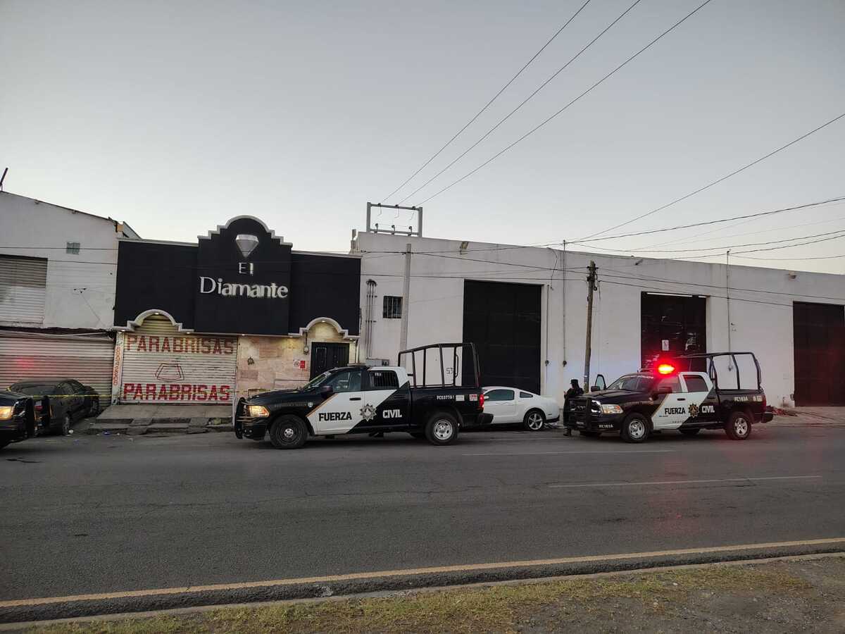 Una riña dentro de un bar al norponiente de Monterrey dejó dos personas heridas de bala la madrugada del viernes 1 de agosto.