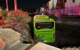 Un camión de la Ruta Urbana 234 cayó a un canal de desagüe en la Carretera a García, en Nuevo León, dejando a 16 pasajeros lesionados.