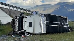 Tras la caída del tráiler de un puente sobre la carretera 57 en Arteaga, se reportaron lesionados.
