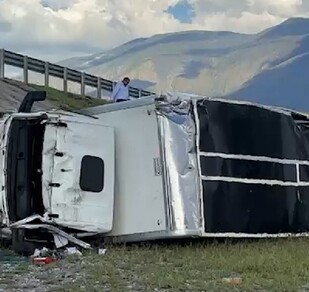Tras la caída del tráiler de un puente sobre la carretera 57 en Arteaga, se reportaron lesionados.
