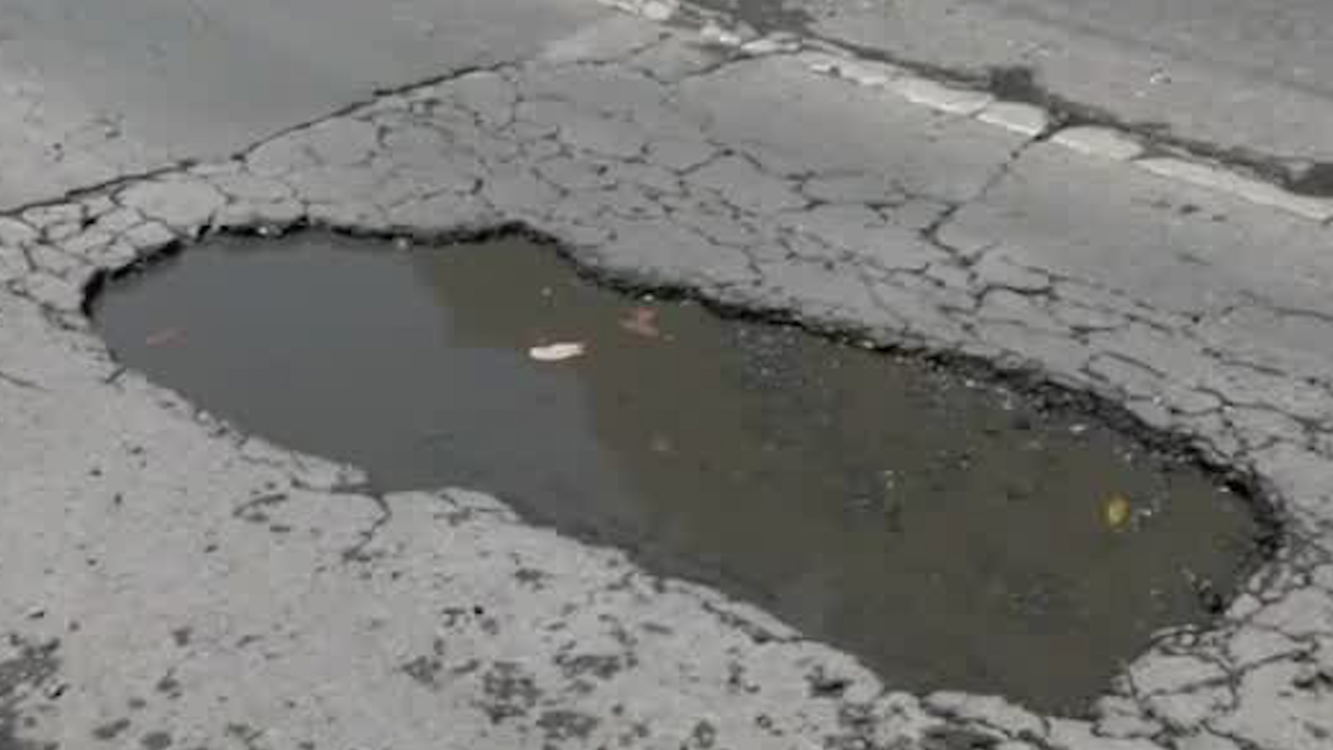 El gobierno de la Ciudad de México aseguró el reparo de más de 200 baches localizados en la 160 vías principales de la capital del país.