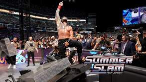 Roman Reigns luego de su victoria ante Brock Lesnar en Summeslam 2022.