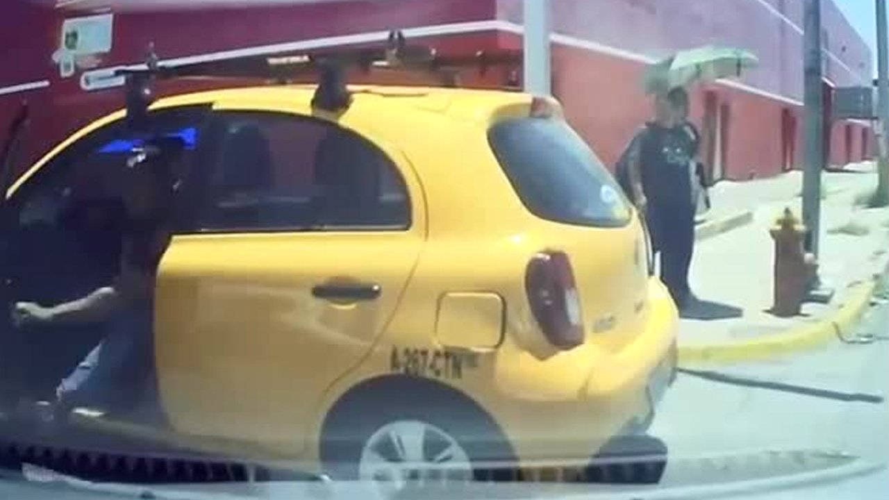 Taxista protagoniza nueva discusión con automovilista en Torreón.