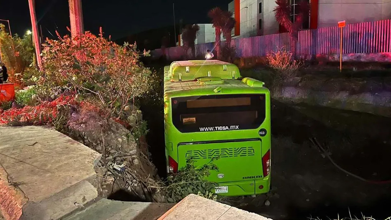 Un camión de la Ruta 234 cayó a un canal de desagüe durante la medianoche del 31 de julio, generando pánico entre los pasajeros.