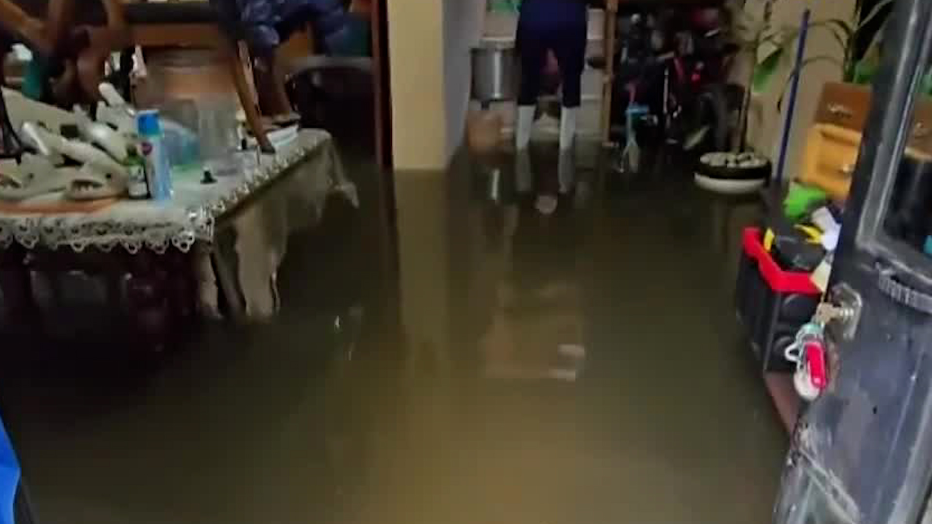 Al sur de la capital, a más de 20 horas de la lluvia, vecinos de la colonia La Conchita siguen limpiando sus viviendas.