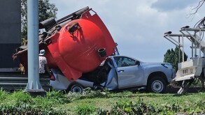 Tras el choque, el contenedor de una pipa cayó y aplastó un vehículo en la parte baja, sin embargo, la conductora resultó ilesa y apenas con algunos golpes.