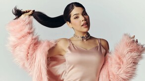 De vlogs en casa de su abuela a éxitos virales, Kenia Os se ha convertido en una de las artistas más relevantes del pop latino actual.