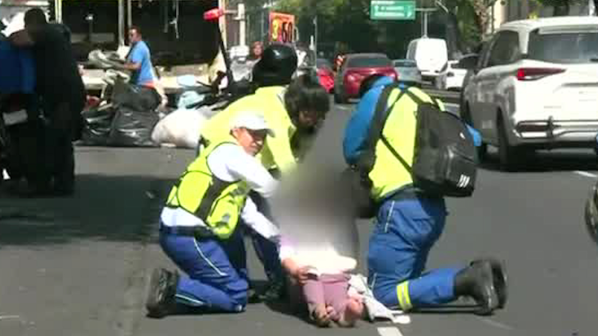 Se solicitó la presencia de una ambulancia debido a la gravedad de las lesiones de la adulta mayor.