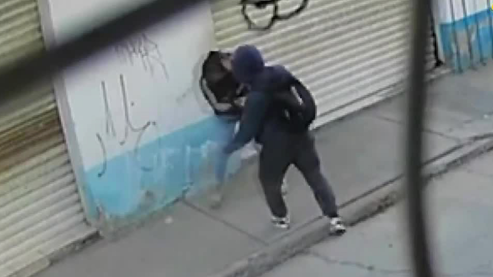 Beatriz Aguilar asegura que recibió ayuda de los vecinos, quienes llamaron a una patrulla, la cual nunca llegó.