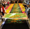 La vela de Huamantla es una festividad religiosa donde más de 7 km de tapetes artesanales y procesiones nocturnas reúnen a miles de fieles.